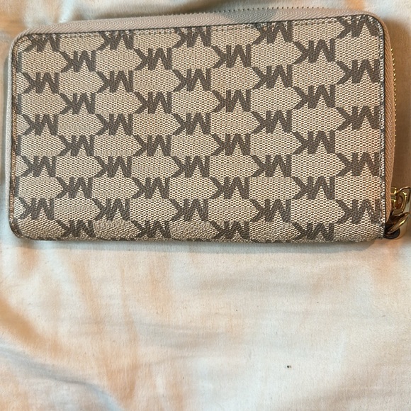 Tan Michael Kors wallet gently used brand new - Picture 2 of 3